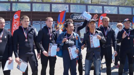 Китайские туристы стали участниками Победного заплыва во Владивостоке