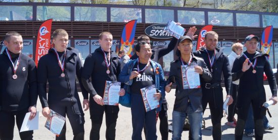 Китайские туристы стали участниками Победного заплыва во Владивостоке