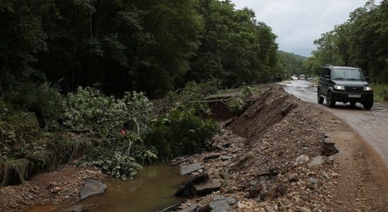 Более 15 тысяч туристов стали заложниками стихии в Приморье