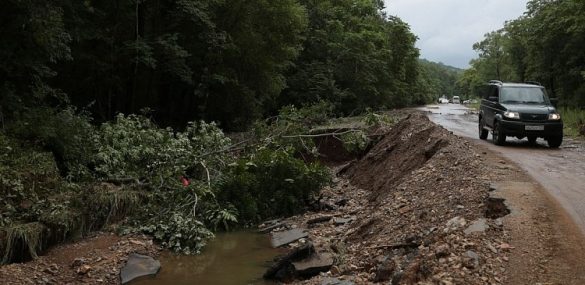 Более 15 тысяч туристов стали заложниками стихии в Приморье