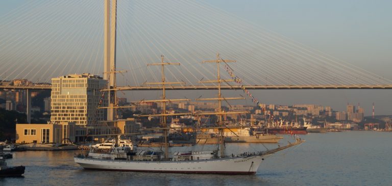 Мест для наблюдения за парусниками во время регаты во Владивостоке хватит всем