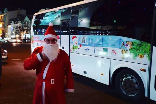 С хороводом, подарками и Дедом Морозом прошли экскурсии «Новогодний Владивосток»