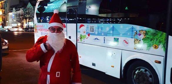 С хороводом, подарками и Дедом Морозом прошли экскурсии «Новогодний Владивосток»