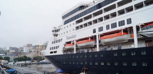 Владивосток впервые посетил круизный лайнер Maasdam