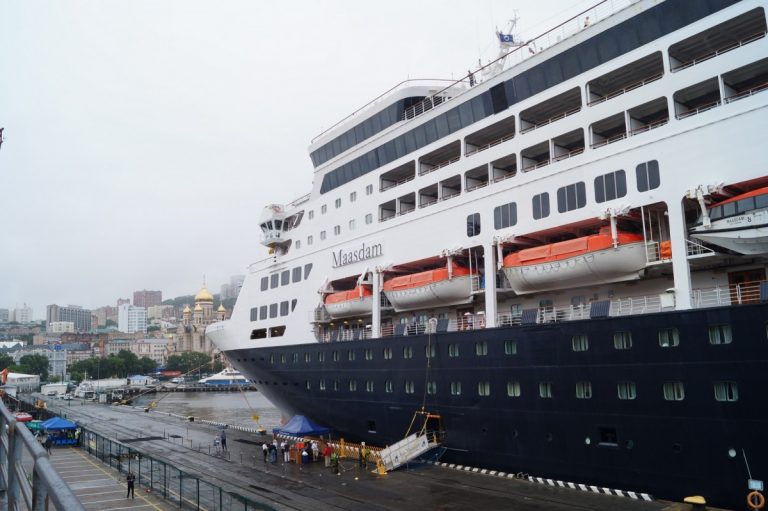 Владивосток впервые посетил круизный лайнер Maasdam