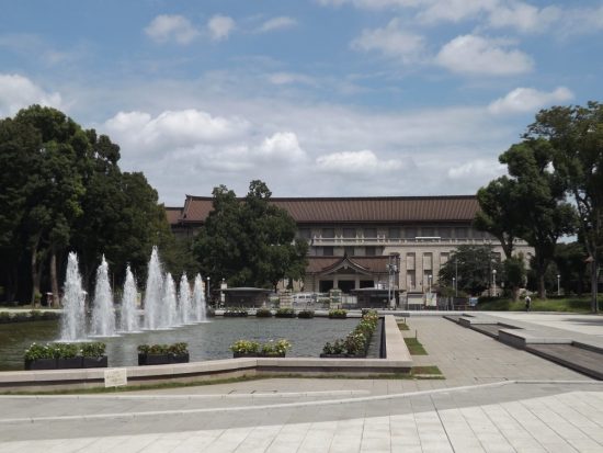 В Японии хотят продлить режим ЧС, но открыть для публики часть парков и музеев