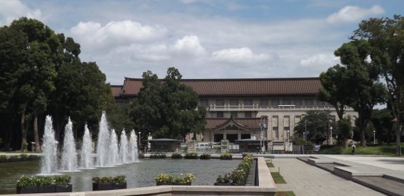 В Японии хотят продлить режим ЧС, но открыть для публики часть парков и музеев