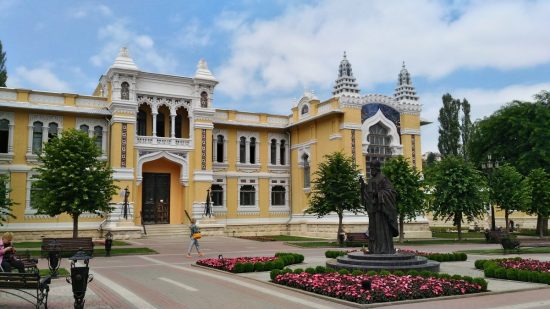 Отдых по-российски: справка о COVID, подальше друг от друга в ресторане и на пляже
