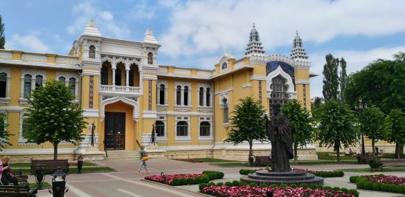 Отдых по-российски: справка о COVID, подальше друг от друга в ресторане и на пляже