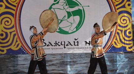 Гости фестиваля «Ва:кчай ни» в нацпарке «Бикин» могут посоревноваться в метании топора