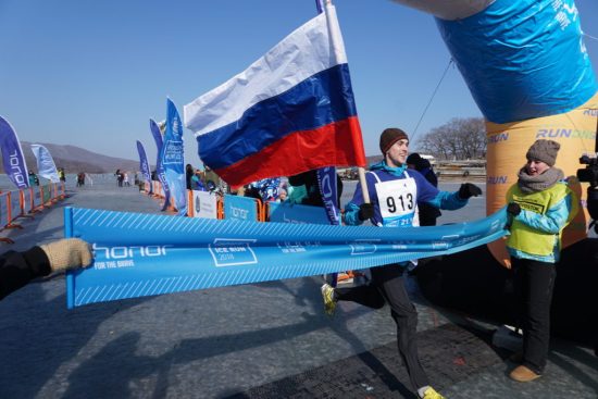 Почти 1000 поклонников бега готовятся выйти на ледовую дистанцию HONOR Vladivostok Ice Run