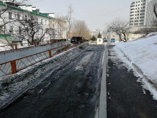 Разбитая дорога перед отелем не добавляет популярности Владивостоку