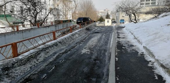 Разбитая дорога перед отелем не добавляет популярности Владивостоку