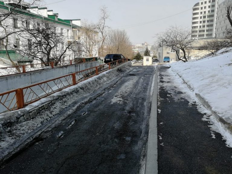 Разбитая дорога перед отелем не добавляет популярности Владивостоку