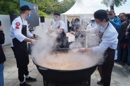 Праздник ДВ-кухни и чемпионат мира по Го отметили 1500 порциями том-яма