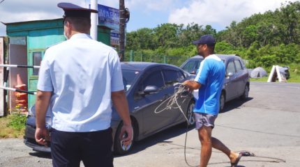 Во Владивостоке полиция проверила популярные пляжи в районе бухты Шамора