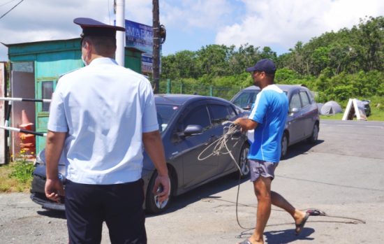 Во Владивостоке полиция проверила популярные пляжи в районе бухты Шамора