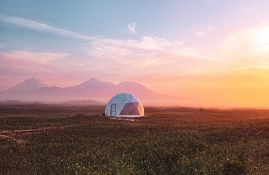 Военный пенсионер строит в чукотской тундре глэмпинг-базу «Умка»