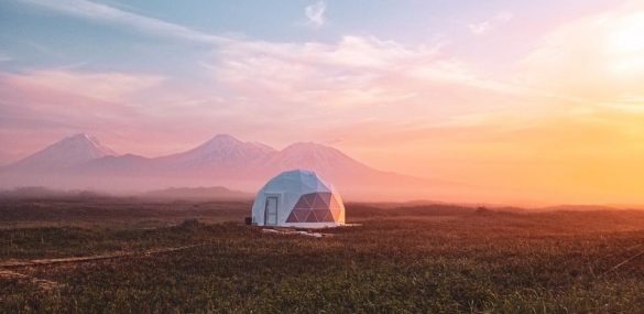 Военный пенсионер строит в чукотской тундре глэмпинг-базу «Умка»