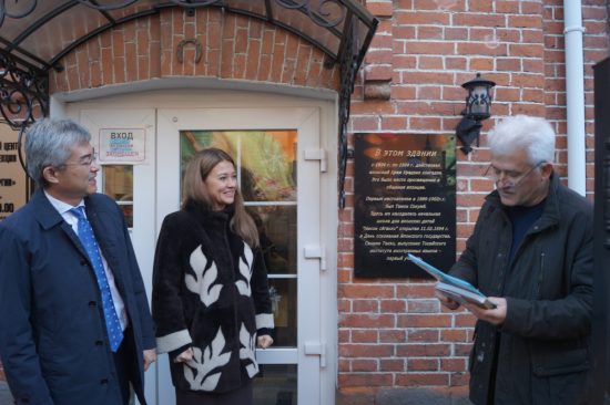 Российско-японские отношения характеризует памятная табличка в центре Владивостока