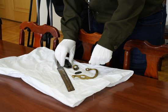 Сотрудники ДВТУ передали в Музей Арсеньева раритетные экспонаты