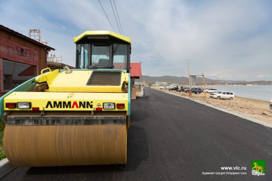 Популярный пляж Владивостока приводят в порядок к началу пляжного сезона