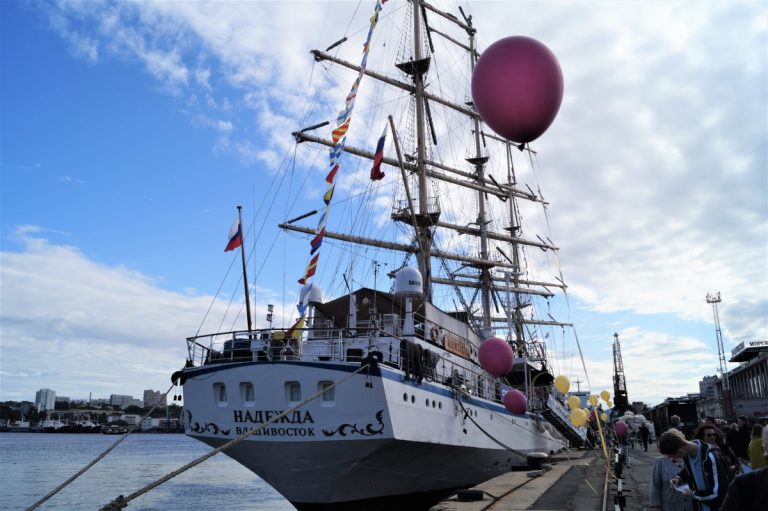 «Наш компас земной…..»:  30-летие знаменитого парусника «Надежда»