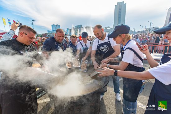 Владивосток с размахом и сытно отметил «На гребне» день города