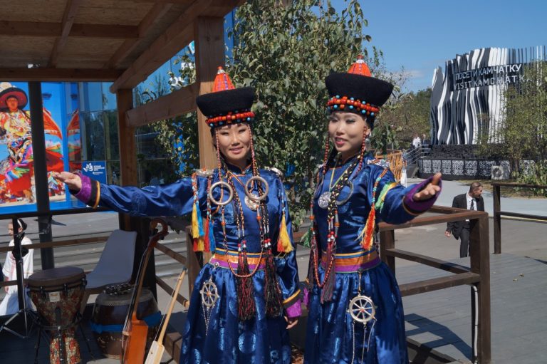 Туристические возможности и продукция народных мастеров от Бурятии на Улице Дальнего Востока