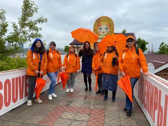 Около 900 туристов во Владивостоке получили помощь «Полосатых навигаторов»