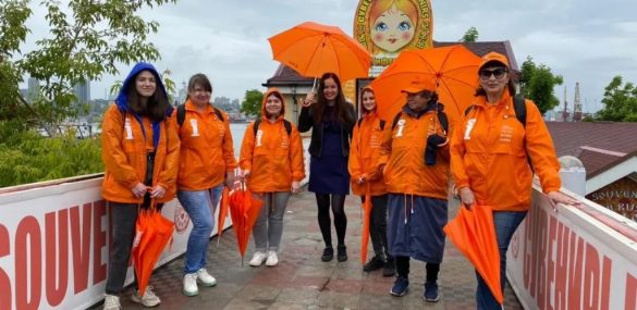 Около 900 туристов во Владивостоке получили помощь «Полосатых навигаторов»