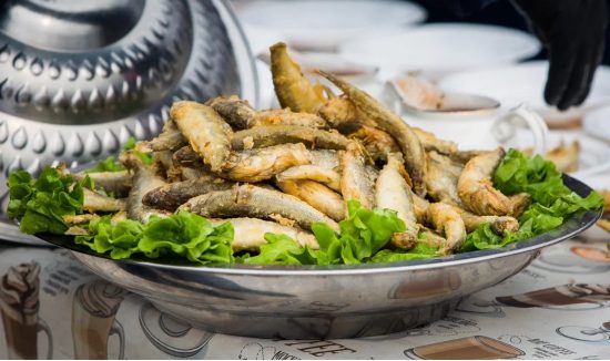 Более 2600 порций корюшки приготовили в Дальнегорске на фестивале зимней рыбы