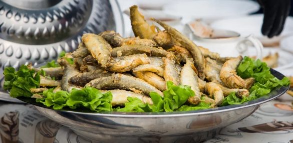 Более 2600 порций корюшки приготовили в Дальнегорске на фестивале зимней рыбы