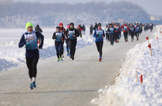Спортсмены из России, Японии, Германии и Китая выходят на старт ледового полумарафона Vladivostok Ice Run