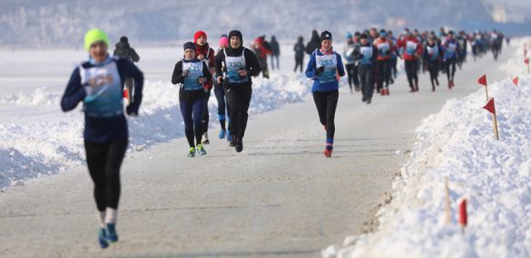 Спортсмены из России, Японии, Германии и Китая выходят на старт ледового полумарафона Vladivostok Ice Run