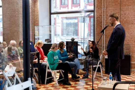 Во Владивостоке появится специалист, способный проводить экскурсии на русском жестовом языке