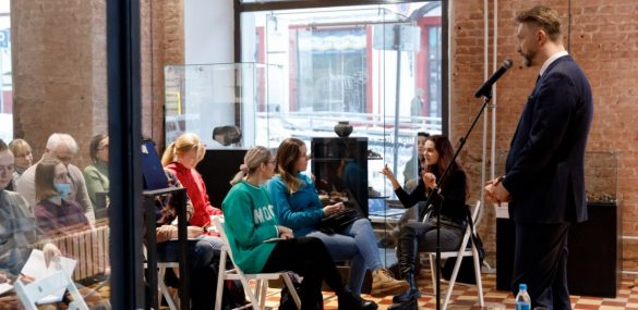 Во Владивостоке появится специалист, способный проводить экскурсии на русском жестовом языке