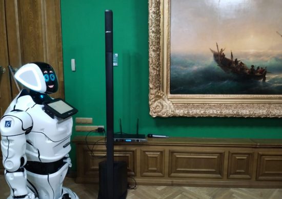 Робот Платон будет проводить экскурсии в Приморской картинной галерее