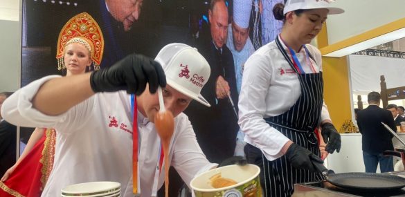 Для привлечения китайских туристов приморцы в Харбине жарили блины и рассказывали о местах отдыха
