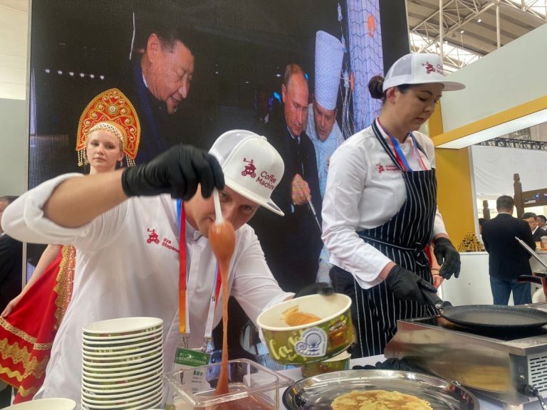 Для привлечения китайских туристов приморцы в Харбине жарили блины и рассказывали о местах отдыха