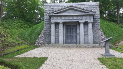 Семейный склеп Бринеров в Хасанском районе «вернули к жизни»