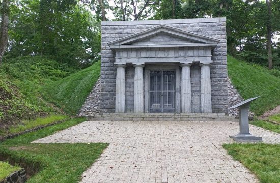 Семейный склеп Бринеров в Хасанском районе «вернули к жизни»