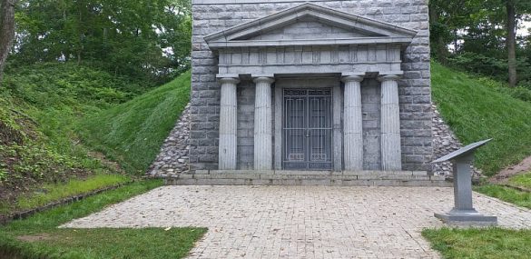 Семейный склеп Бринеров в Хасанском районе «вернули к жизни»