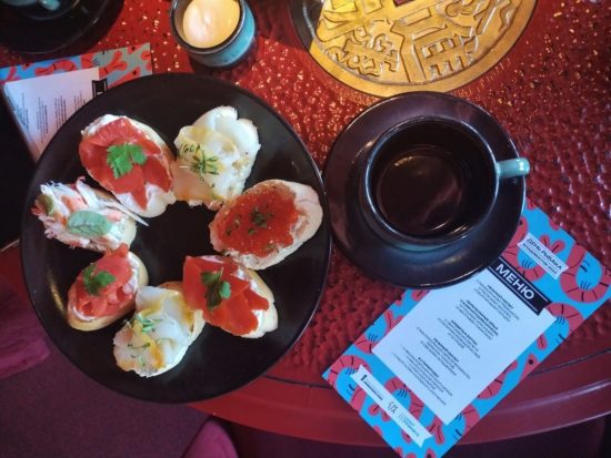 Во Владивостоке журналистам представили завтраки по-приморски