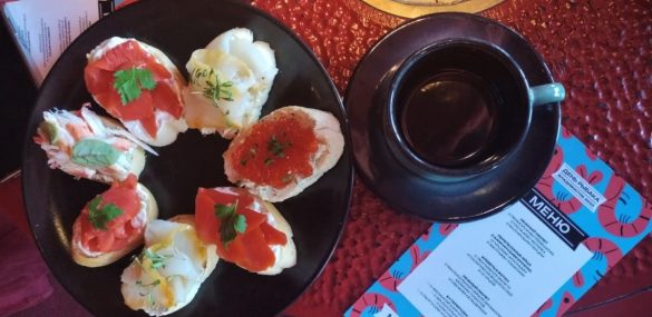 Во Владивостоке журналистам представили завтраки по-приморски