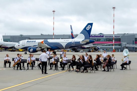 В День города пассажиры в аэропорту Владивостока получили музыкальный сюрприз