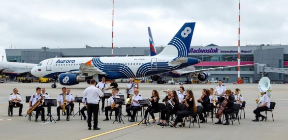 В День города пассажиры в аэропорту Владивостока получили музыкальный сюрприз