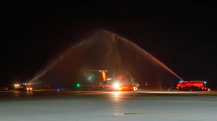 В аэропорту Владивостока рейс китайской авиакомпании Chengdu Airlines встретили музыкой и пирогами