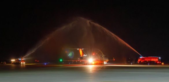 В аэропорту Владивостока рейс китайской авиакомпании Chengdu Airlines встретили музыкой и пирогами