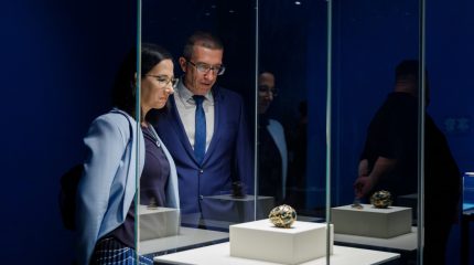 Яйцо Фаберже, кубок-корабль, кувшин в виде морской кентаврессы, посольские дары – из музеев Московского Кремля во Владивосток